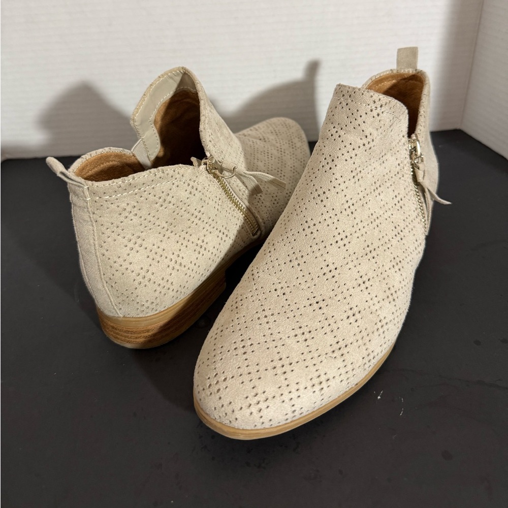Dr Scholl’s Cream Perforated Ankle Booties 8.5M Comfort Memory Foam Zip